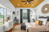 GalvestonHome • Sleeps12 • Minutes to Strand & Seawall • Heated Pool • Putt-Putt - สระว่ายน้ำส่วนตัว