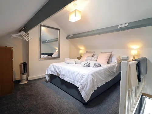 Bijou House Perfect for 2 people, no pets. - Wifi