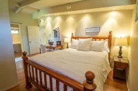 Sparkling Clean Mid Century Modern Home in Ferry Street Bridge Area - Jacuzzi