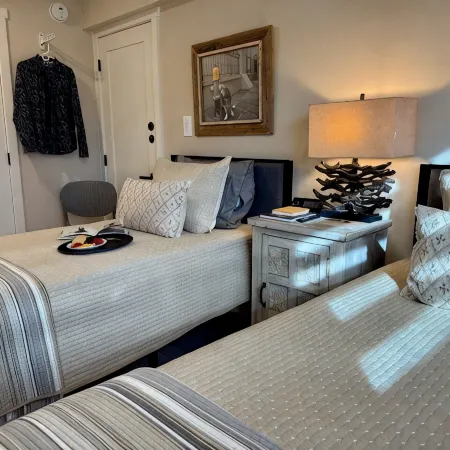 Beachfront 2/1 - Newly Remodeled Right on the Beach.  Amazing Sunsets - D