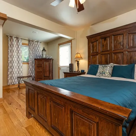 JACUZZI SUITE 2 Queen Beds Private and Romantic!