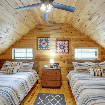 Charming cabin with 3 bedrooms and hot tub in Blue Ridge
