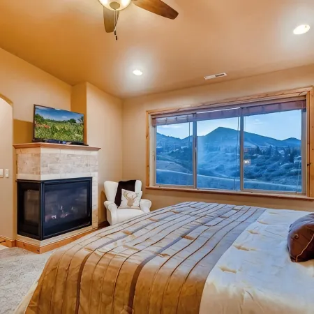 Escape the Heat! Minutes from the Lake with Stunning Mountain Views.