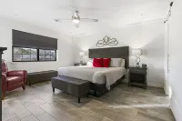 2 bedroom, 2 bath ground floor condo with indoor pool minutes from Branson strip - Boutique