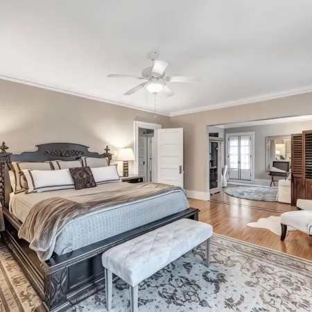 Grand Suite in B&B Historical 1896 Georgian Revival Manor in Green Bay