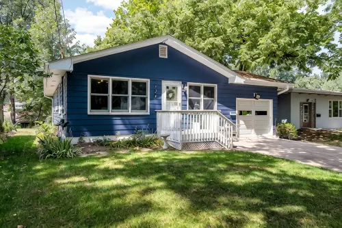 3 blocks from the University of Iowa Kinnick Stadium & Hospital - 4-Star