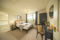5 BD 3 bath/3 Car Drive/Large Garden/Pet Friendly - 4-Star