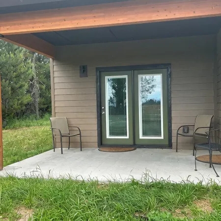 Cozy 3-bedroom cabin in tranquil Donnelly with WiFi, AC