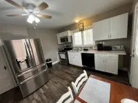 Charming 3-Bedroom House with Wi-Fi and AC Near Downtown Pittsburgh - 2성급
