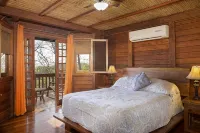 Stunning Beach House with ocean views and 5 minute walk to private beach! - 4-Sterne