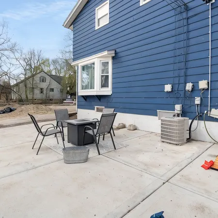 MKE River 3-LVL Townhouse 3BR+1.5BA with Parking for 2 Vehicles