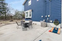 MKE River 3-LVL Townhouse 3BR+1.5BA with Parking for 2 Vehicles - Wifi