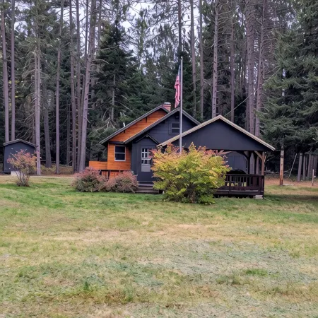 Wilderness Retreat 3-bedroom cabin in Eustis, Maine