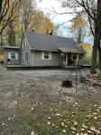 Cozy vacation home nestled in a quiet wooded area. Near town but private - Wifi