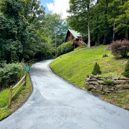 New to VRBO Cozy Sugar Hill Cabin 2 min to the slopes