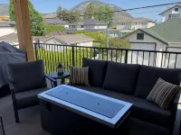 New 2 bedroom carriage house, a block from the Okanogan lake, close to downtown. - Homestays