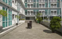 Monochrome Studio Room at Taman Melati Jatinangor Apartment by Travelio - Pools
