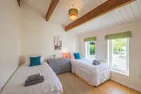 Cosy Two-Bed Cabin, 5 Minutes from the Coast - Feriehus