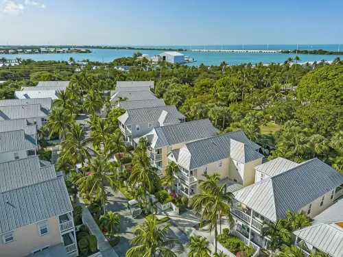 Private Pool Oasis - Centrally Located in Florida Keys - Pools