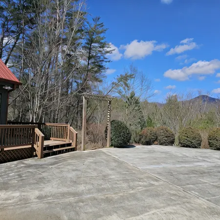 Bear Cave: Private Mountain Retreat with Views & Hot Tub