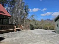 Bear Cave: Private Mountain Retreat with Views & Hot Tub - Hytter
