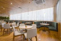 Qoya Hotel Curitiba, Curio Collection by Hilton - parking