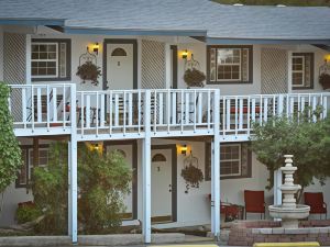 Holiday Lodge on Canyon Lake