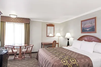 Days Inn by Wyndham Los Angeles LAX/ Redondo&ManhattanBeach فنادق في لاوندالي