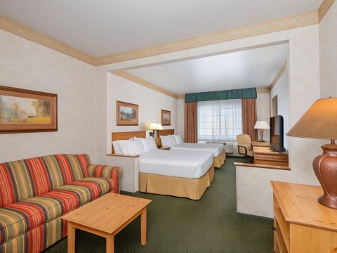 Holiday Inn Express & Suites Raton