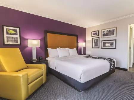 La Quinta Inn & Suites by Wyndham Cleveland - Airport North