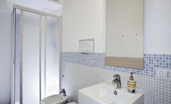 Dolce Mare 6 - Second Floor - Sea Front Large Balcony - Free Wifi and Garage