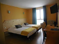 Logis le Saint Cyr Hotels in Montmelard