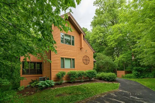 House 4bd-3bth-fire pit-screen porch-outdoor pool - close to everything