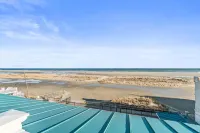 4bd Beachfront Condo w/Pool & Ocean Views