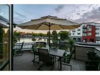 Gorgeous Lake Front Home, Central Location Hotels in Tualatin