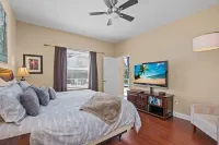 Luxurious & Spacious 3 Bedroom Villa with Oversized Heated Pool, BBQ gas grill