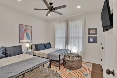 Lavish, Stylish, Gorgeous Home Các khách sạn gần R. W. Norton Art Gallery