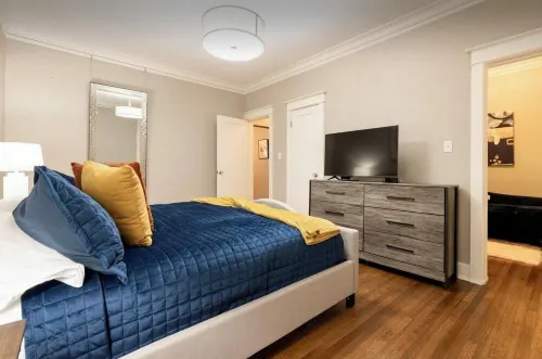 Renovated Art Deco retreat with porch and 2 King Beds, walk to coffee and food!