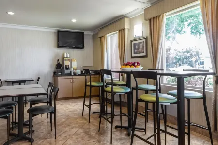 Quality Inn San Jose Airport-Silicon Valley Отели в г. Сан-Хосе