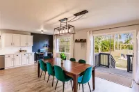 Beach, dining nearby, close to airports. Book now!