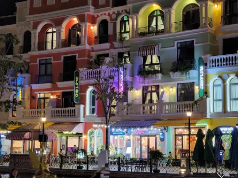 Riverside Mini Hotel Grand World Phu Quoc Отели рядом с достопримечательностью «Grand World Phu Quoc»