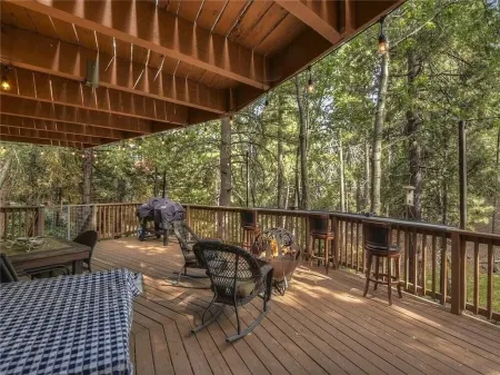 8 Guests Family Fun, Hot Tub, Game Room, Arcade, Foosball, Fireplaces Отели рядом с достопримечательностью «Библиотека Лейк Арроухед Бранч»