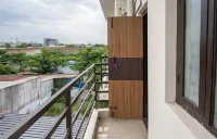 CROSS ROADS INN - balcony
