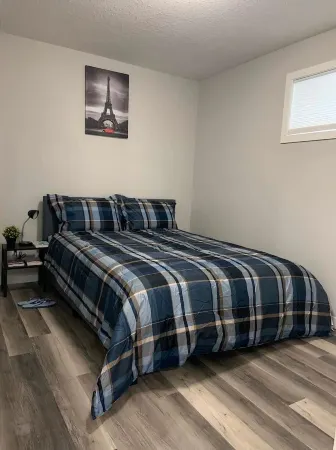 Guest Suite in Regina - Queen Bed Отели рядом с достопримечательностью «Университет Реджайна»