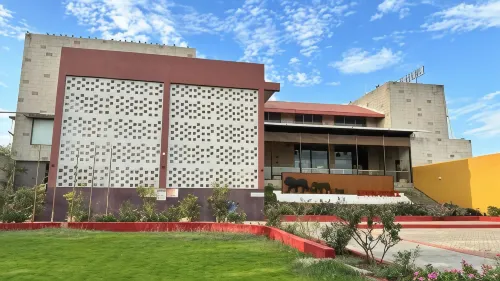 Lion Park Hotel & Resort Hotels in Sasan