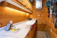 Luxury B & B 2 Bdrm Chalet Unit w/ Private Yard, Hottub, Walk to Ski and Village