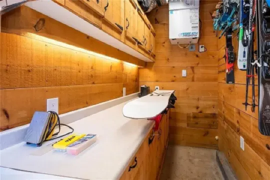 Luxury B & B 2 Bdrm Chalet Unit w/ Private Yard, Hottub, Walk to Ski and Village