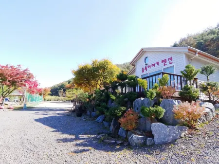 Goesan Forest Story Pension Отели рядом с достопримечательностью «Shinpoong Hanji Maeul»