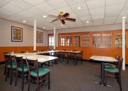 Ramada by Wyndham Rome/Verona Отели в г. Онейда Касл