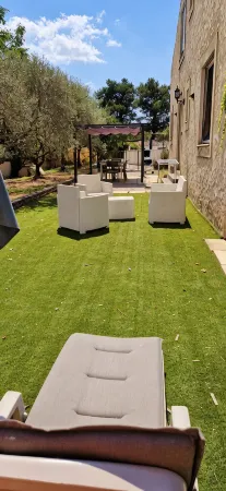 Cottage with private garden in wooded property with swimming pool Отели в г. Пертюи